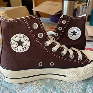 Brand new Womens Converse size 6. Only worn to try on and didn’t fit.
